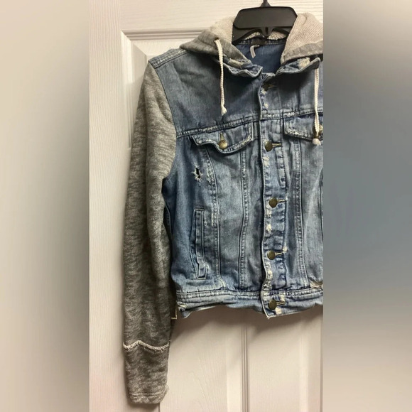 Free People 100% Cotton Distressed Denim Jean Jacket Size Small - Picture 3 of 6
